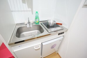 Apartment | Eigene Kochnische | Mini-Kühlschrank, Mikrowelle, Herdplatte, Wasserkocher