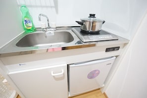Apartment | Private kitchenette | Mini-fridge, microwave, stovetop, electric kettle
