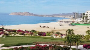 A beach with a horseshoe-shaped enclosure, a clear view of the sea, and a distant mountain. - Casa Del Mar Beachnest (San José del Cabo)