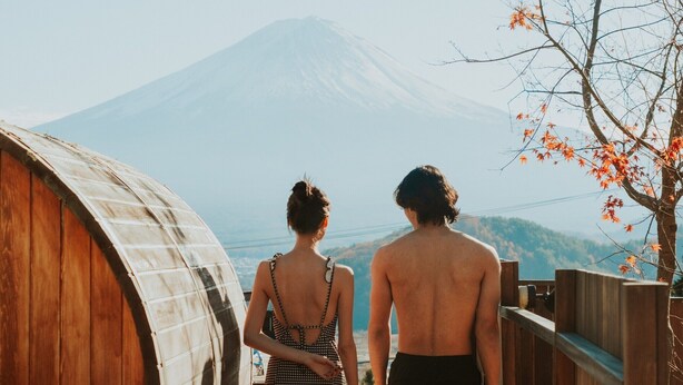 A wooden structure with a view of a mountain. - Dot Glamping Fujisan (Fujikawaguchiko)