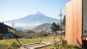 A hammock in a garden with a view of a mountain. - Dot Glamping Fujisan (Fujikawaguchiko)