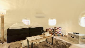 Basic Tent | Free WiFi, bed sheets