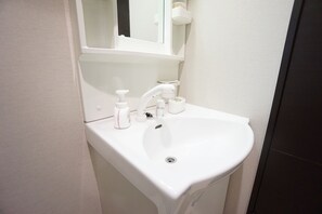 公寓 | 浴室 | 獨立浴缸及淋浴設備、免費梳洗用品、風筒、提供毛巾