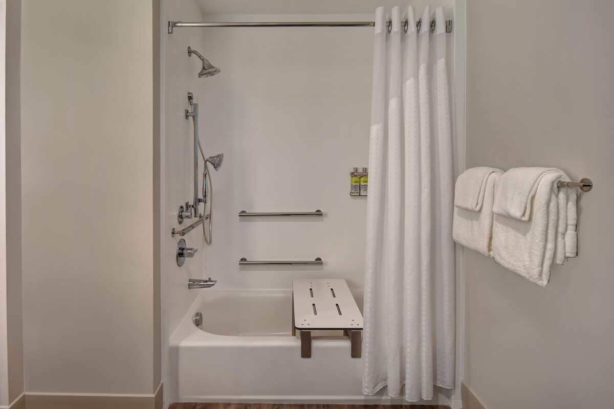1 King Standard Communications Accessible Tub Balcony