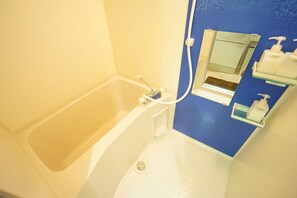 Apartment | Badezimmer | Badewanne und Dusche (separat), kostenlose Toilettenartikel