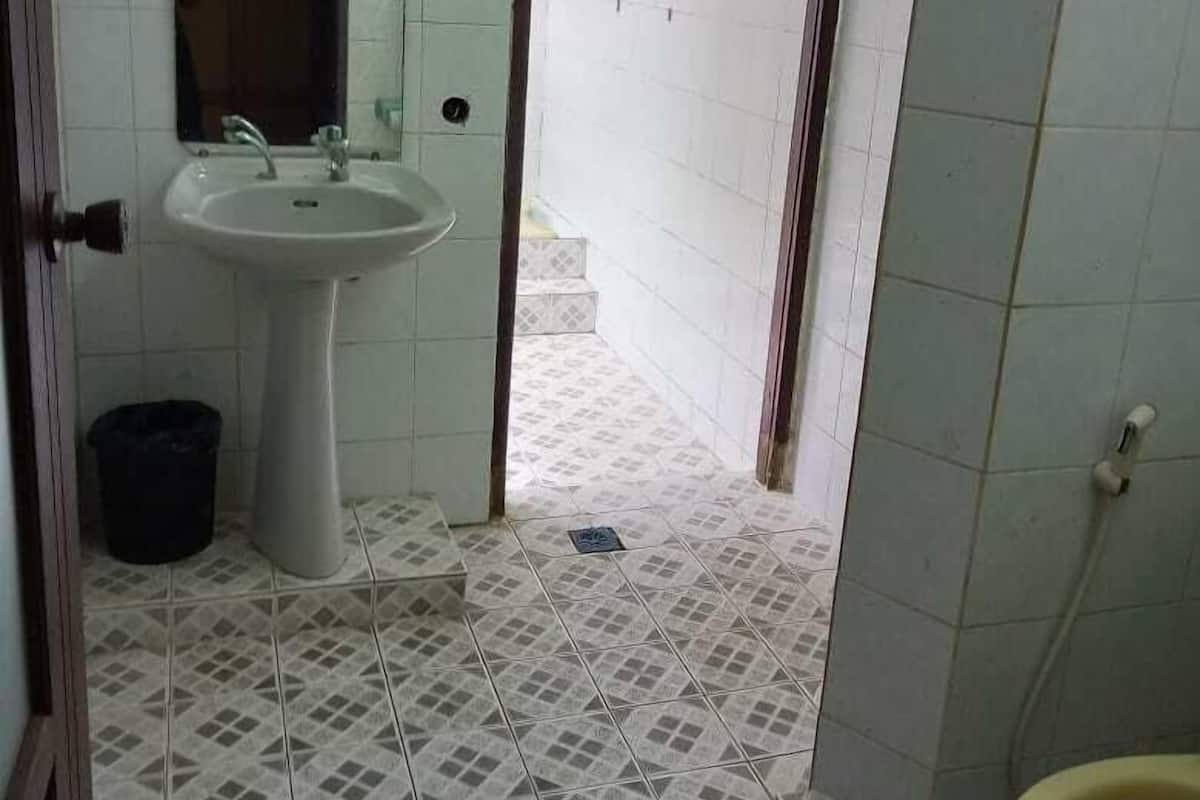 Suite familiar | Baño | Cabezal de ducha tipo lluvia y artículos de higiene personal gratuitos