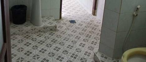 Familiesuite | Bad | Regndusjhode, toalettartikler (inkludert) og håndklær