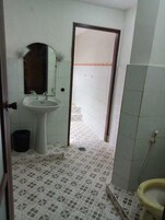 家庭套房 | 浴室 | 大花洒淋浴喷头、免费洗浴用品、毛巾