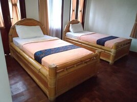 高级双人房或双床房, 1 张双人床 | 起居区 | 24-英寸电视 （配备有线频道）、DVD 播放器