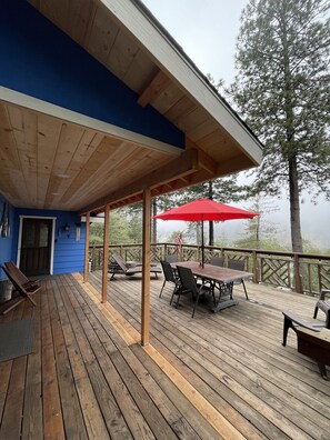 Outdoor dining - PetsOK CrestlineLakeFrontCabin (Crestline)