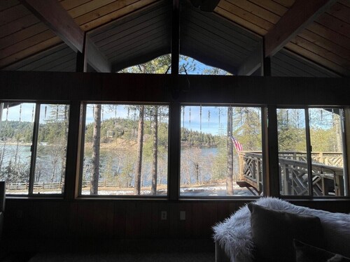 PetsOK CrestlineLakeFrontCabin