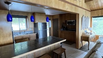 Jääkaappi, mikroaaltouuni, uuni, liesi