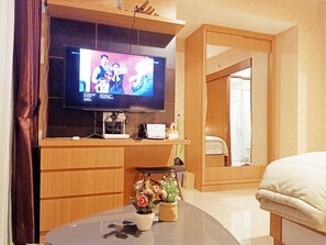 Desk, soundproofing, bed sheets - Apartemen Grand Kamala Lagoon by Aparian (Bekasi)