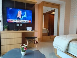 Desk, soundproofing, bed sheets - Apartemen Grand Kamala Lagoon by Aparian (Bekasi)