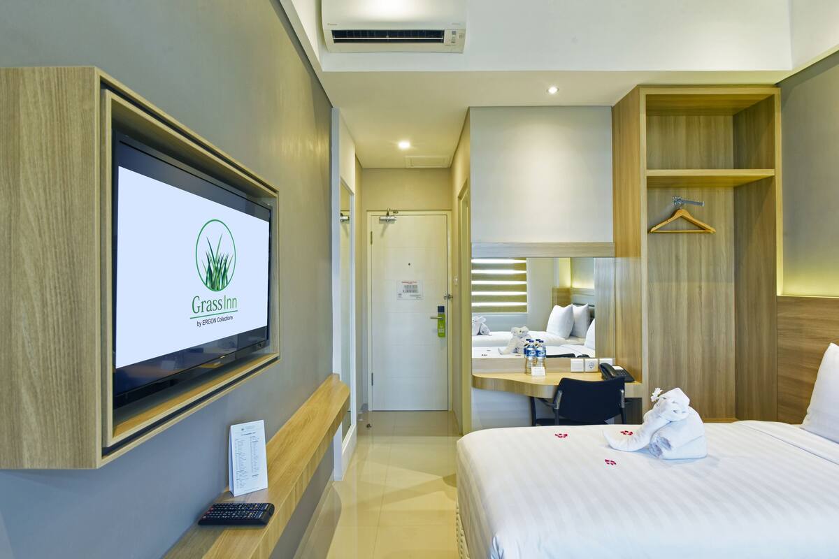 Escritorio, wifi gratis y ropa de cama