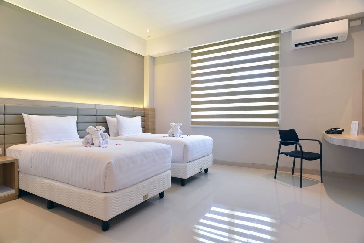 Habitación Deluxe con 2 camas individuales | Escritorio, wifi gratis y ropa de cama