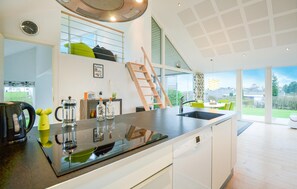 Kühlschrank, Geschirrspüler, Wasserkocher mit Kaffee-/Teezubehör