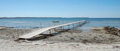 بالقرب من الشاطئ