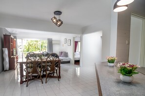 Apartamento, 2 quartos | Área de estar | TV de tela plana