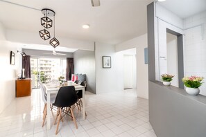 Apartamento, 3 quartos | Opções para refeição no quarto