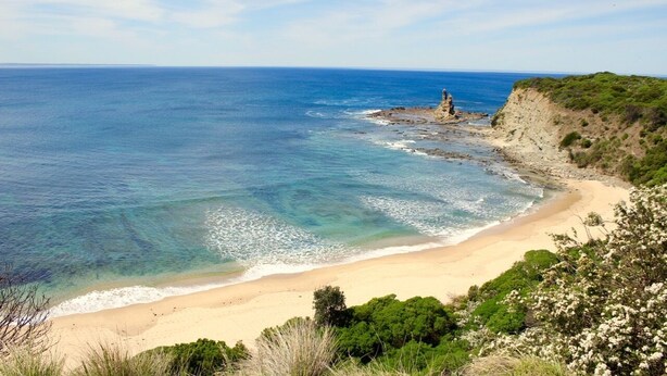 A coastal landscape with a sandy beach, rocky cliffs, and clear blue waters. - Hakea King Suite- Inlet Waters Escape. Stroll the inlet & nature boardwalk (Inverloch)