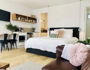 1 bedroom, desk, iron/ironing board, WiFi