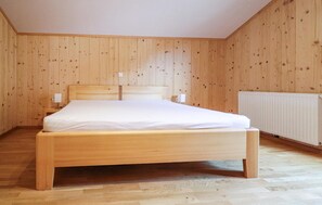 2 Schlafzimmer, Reisekinderbett, kostenloses WLAN, Bettwäsche