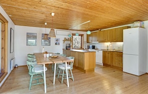 Fridge, microwave, stovetop, dishwasher - Beautiful home in Dronningmølle (Dronningmølle)