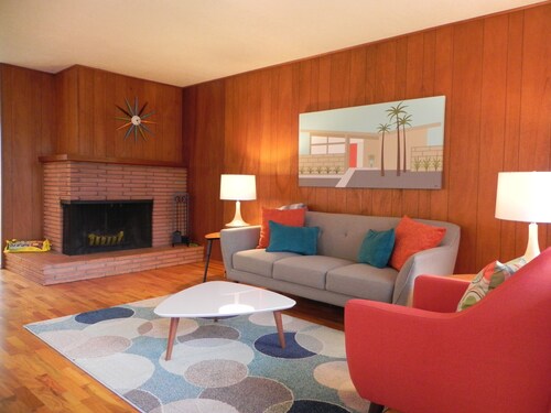 Mid-Century Modern w/ Garage Close to Amenities & 3 Miles to Autzen/UO!