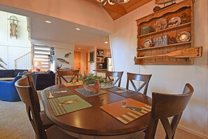 Dining - Tahoe Park Amenities Elevated Mountain Cabin, Beach, Piers and more (Tahoe City)