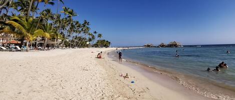 Ranta lähistöllä, aurinkotuoleja