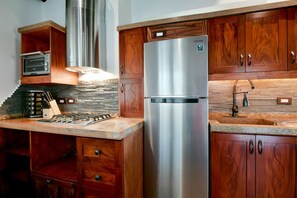 Geladeira, micro-ondas, fogão, cooktop