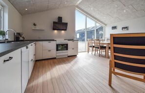 Fridge, microwave, stovetop, dishwasher - Lovely home in Nyborg (Nyborg)