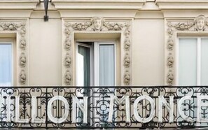 Exterior detail - Hotel Pavillon Monceau (Paris)