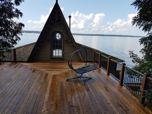 BEAUTIFUL FOUR SEASON WATERFRONT COTTAGE