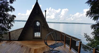 BEAUTIFUL FOUR SEASON WATERFRONT COTTAGE