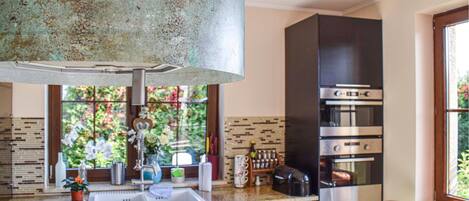 Réfrigérateur, plaque de cuisson, lave-vaisselle, cafetière/bouilloire