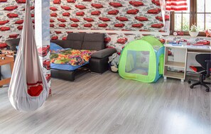 5 bedrooms, travel cot, free WiFi, bed sheets