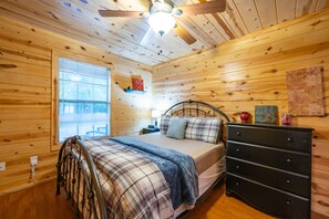 1 bedroom, free WiFi, bed sheets - The Ossi is a secluded couples cabin with panoramic mountain and sunset views! (Smithville)