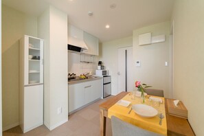 Studio (with Sofa Bed) | Dapur kecil pribadi | Lemari es, microwave, kompor, dan ketel listrik