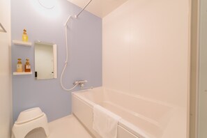 Combined shower/bathtub, free toiletries, hair dryer, slippers - Ecot Shimozato 2 (Miyakojima)