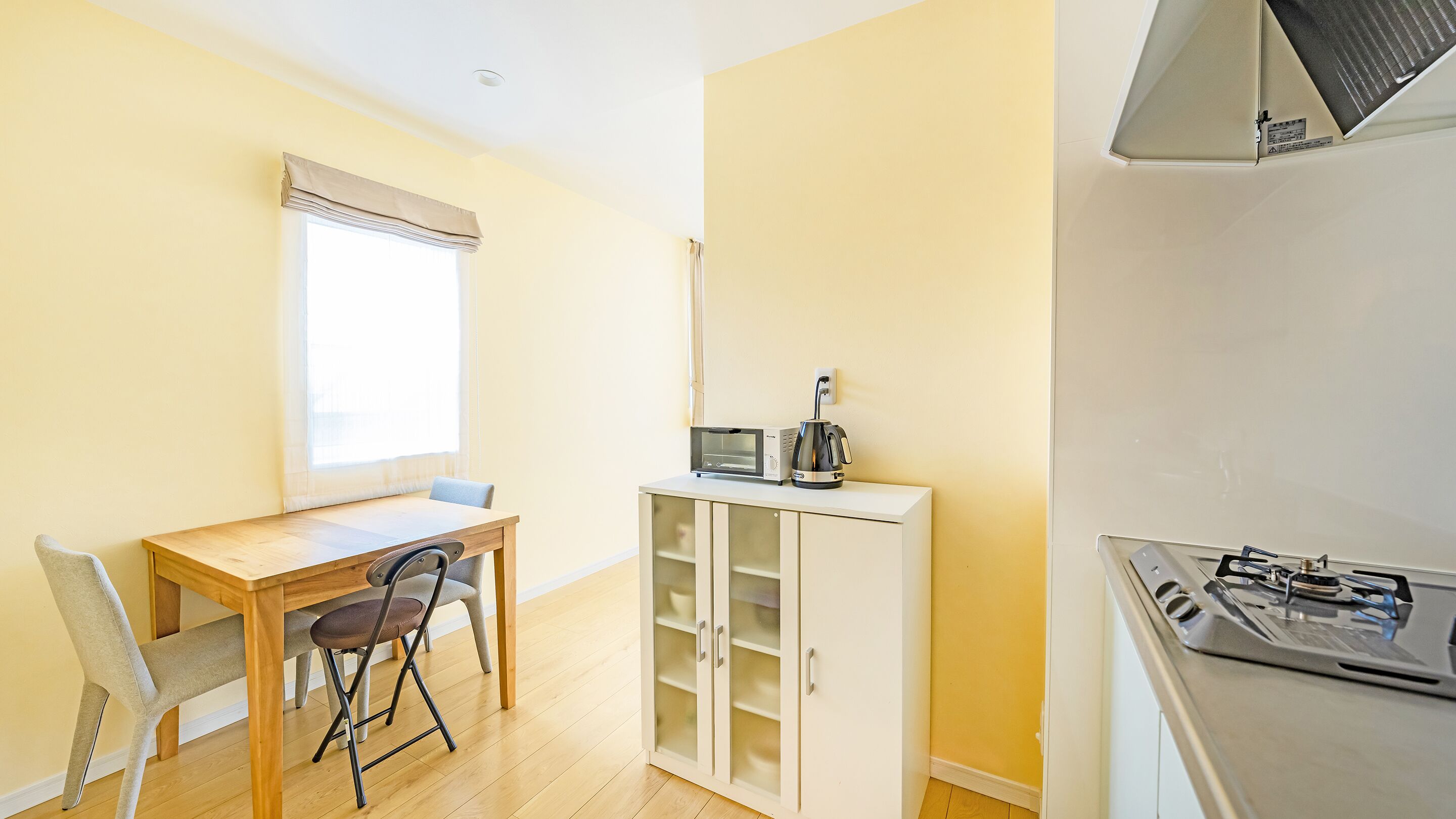 Værelse med 2 enkeltsenge (with Extra Bed) | Privat køkken | Køleskab, mikrobølgeovn, kogeplade, elkedel