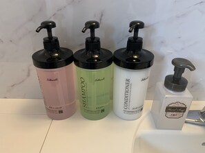 Habitación tradicional, para no fumadores (Japanese Style) | Baño | Tina con regadera, amenidades de baño gratuitas, secadora de cabello 