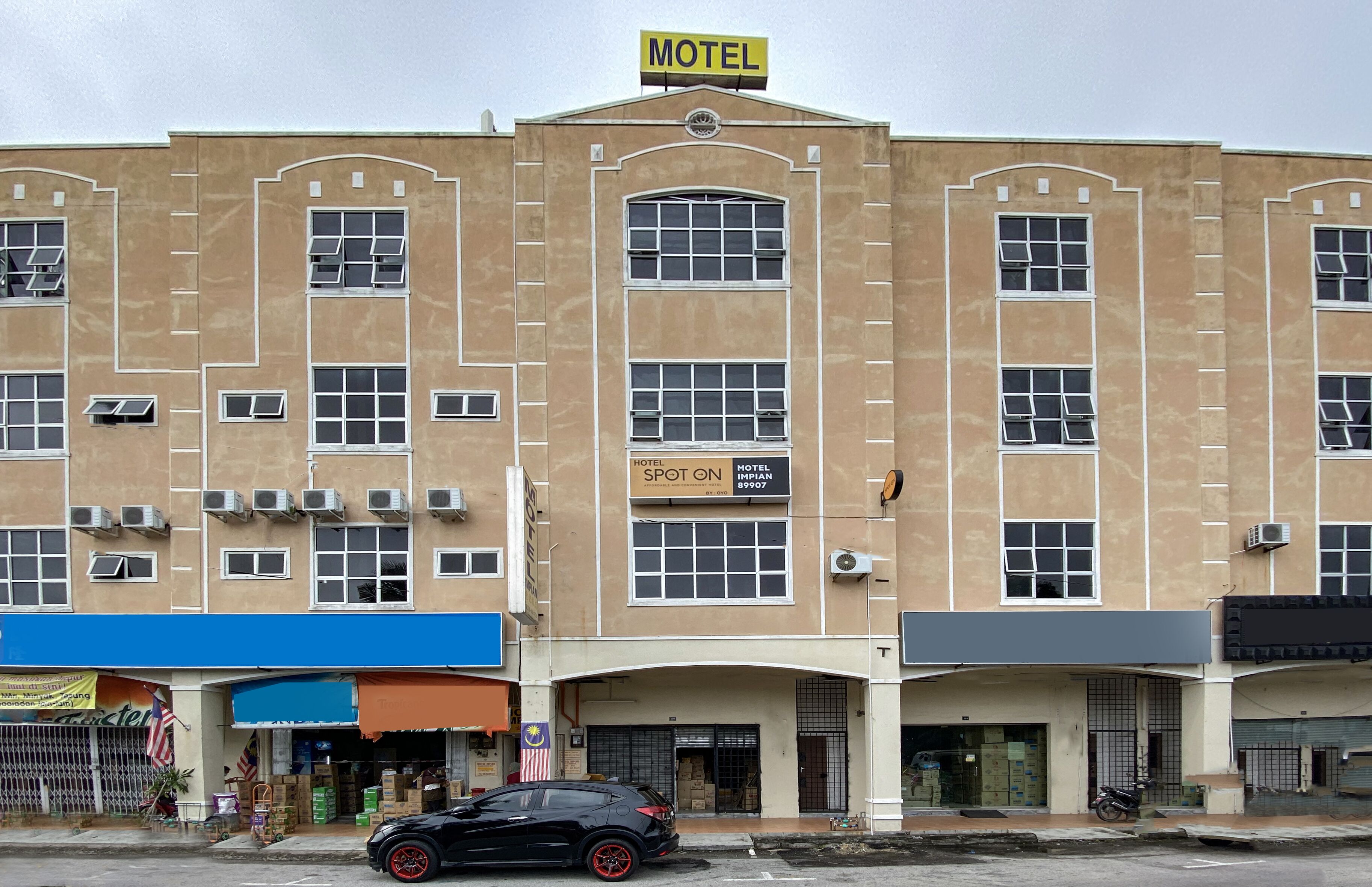 A motel with a sign indicating a spot on the hotel.