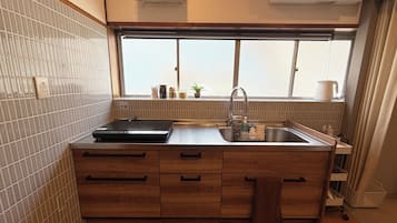 Full-size fridge, microwave, oven, stovetop