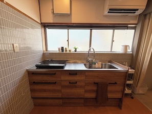 Refrigerador con congelador, microondas, horno y parrilla de estufa
