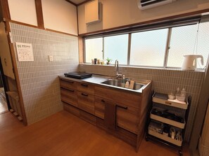 Full-size fridge, microwave, oven, stovetop - TABISAI House (Fukuoka)