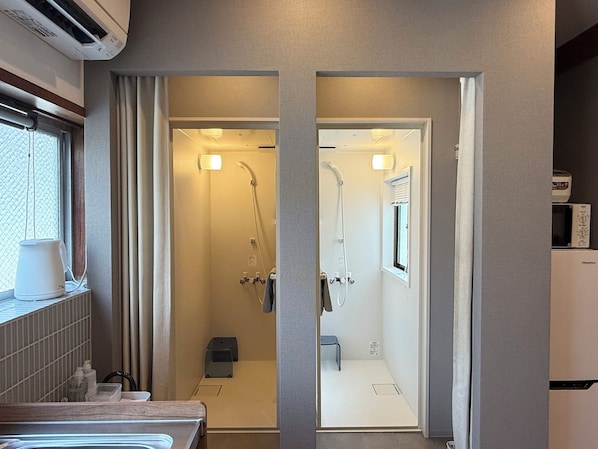 Tina y regadera independientes y amenidades de baño gratuitas