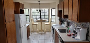 ثلاجة، ميكروويف، فرن، موقد طهي مسطح