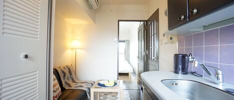 Apartamento | Cocina básica privada | Frigorífico, microondas, placa de cocina y hervidor eléctrico